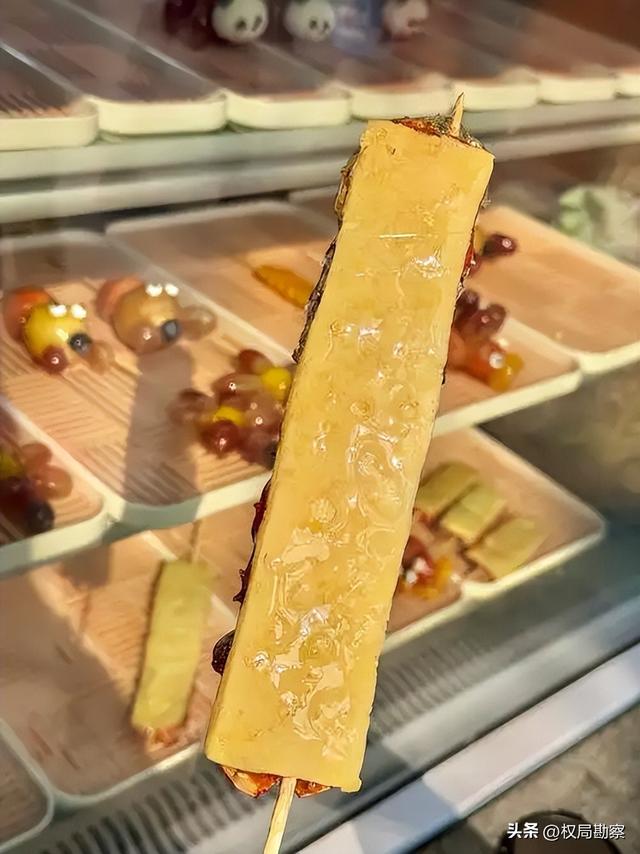 警惕“消费刺客”！全国多地排队抢购，98元一串的糖葫芦值不值？