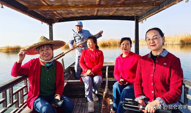 阿克苏野鸭湖景区芦花绽放与湖水交相辉映成为游客热门旅游打卡地