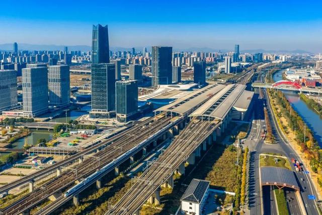 这条高铁火了！串联近10个5A级景区，还能“遇见”李白