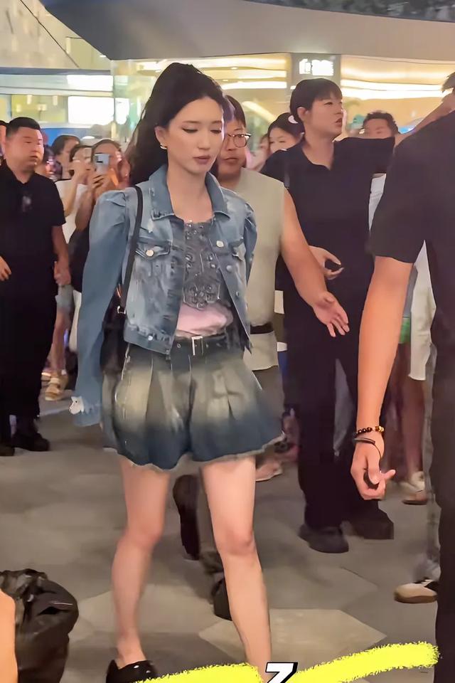 江疏影近态：胖成谢娜，近40岁穿牛仔短裙被指廉价