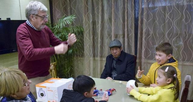 湖北打工妹嫁给英国高管，生下2个混血宝宝，婚后8年持刀捅死丈夫