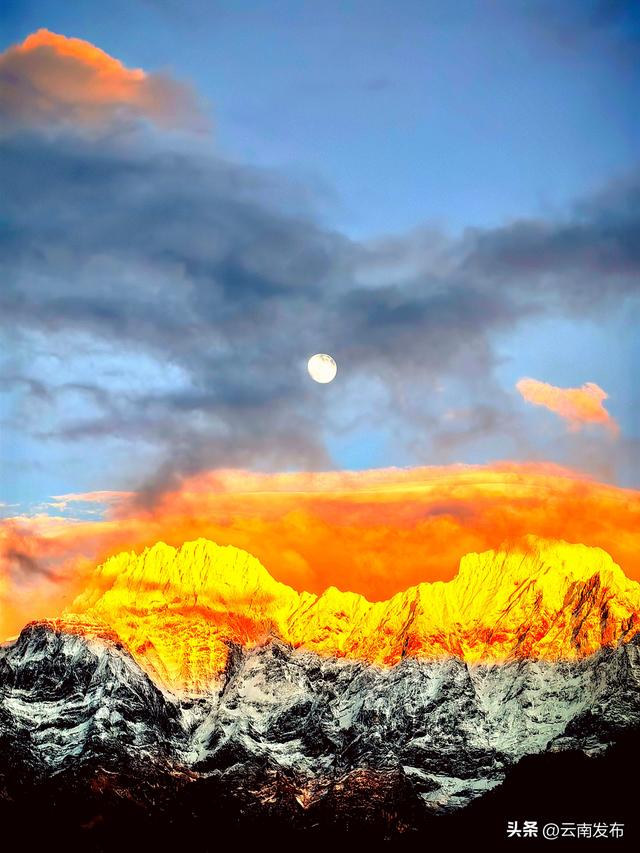 云南日照金山与玉龙雪山同框太美了