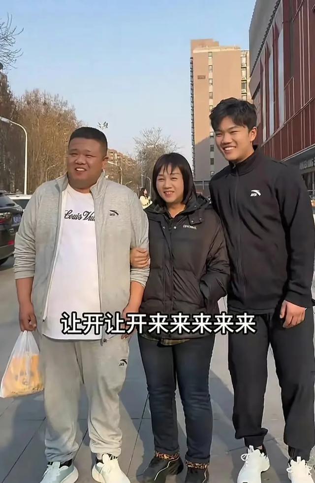 太爱了!解清帅补拍百日照,大哥“吃醋”,解妈一个方法解救