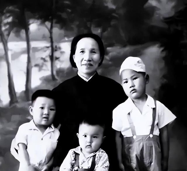 51年毛泽民儿媳看望毛主席，对主席称呼失礼，婆婆嗔怪：你这憨子