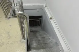 商户打通楼板在地下停车场开汽修店，引业主担忧……图片