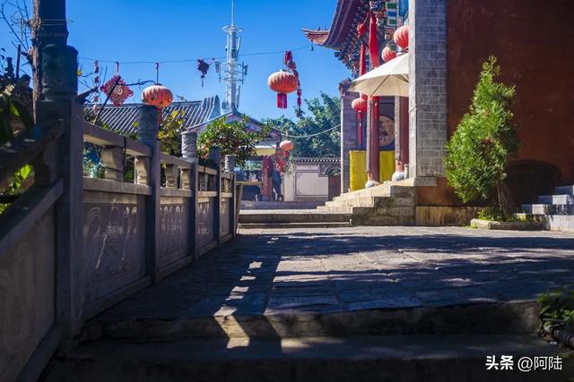 在洱海边的红山本主庙流口水，只因邂逅了好几户白族人家的聚餐