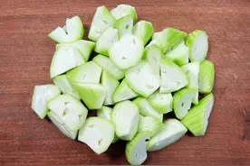 原来炒丝瓜不要先放油炒，教你一招，丝瓜鲜嫩营养不发黑，真美味图片