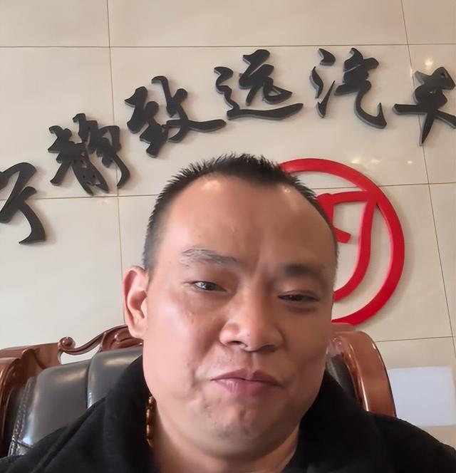 江西萍乡富豪赖国萍去世，仅46岁，戴硕大金佛珠项链，小女儿3岁