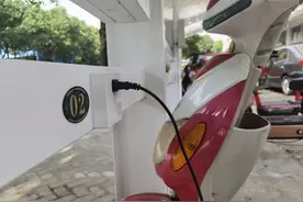 电动车充满后，充电器“一直插着”和“马上拔掉”，哪个更伤电池图片