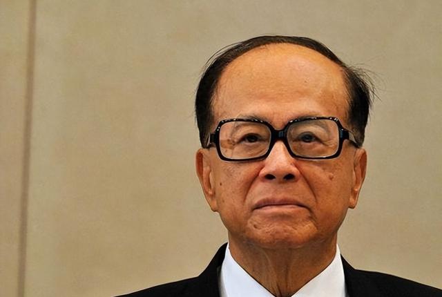 2909亿身家有何用？97岁的李嘉诚无力回天，两个60岁儿子已成心病