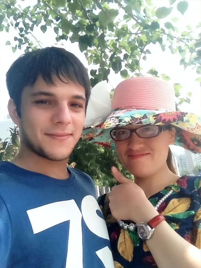 阿塞拜疆小伙零彩礼娶甘肃女孩	，定居成都后提出分房睡，出轨了？