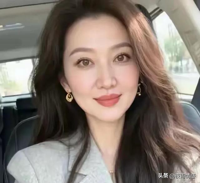 男人搞定50岁女人最好方法:喂饱她3个需求,她就会主动依赖你