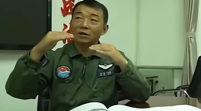 阅兵女机长身份曝光，私生活被揭露，付出牺牲，丈夫身份引关注。