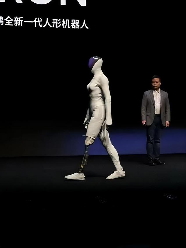 马斯克罕见认怂？点赞小鹏IRON，中美机器人争霸赛已见分晓