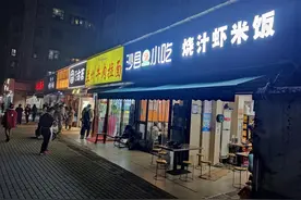 居民楼下餐馆聚集被投诉油烟扰民：菜馆灶台放室外油烟倒灌，楼上居民不敢开窗图片