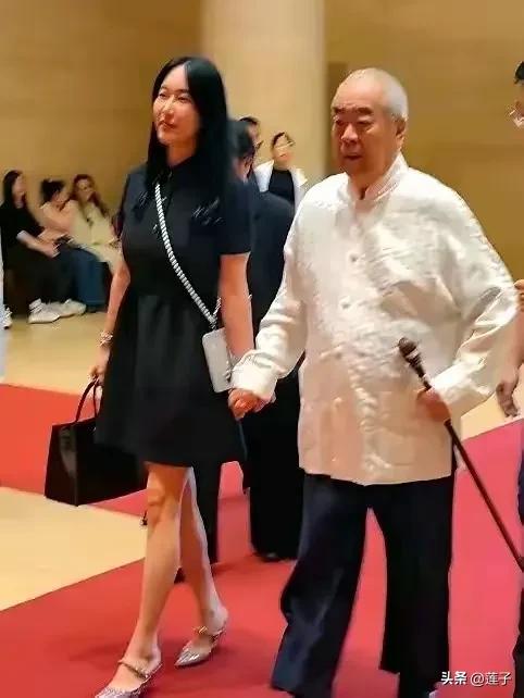 北漂助理嫁书画家，八旬富豪财产引争议，未来继承疑云待揭开。