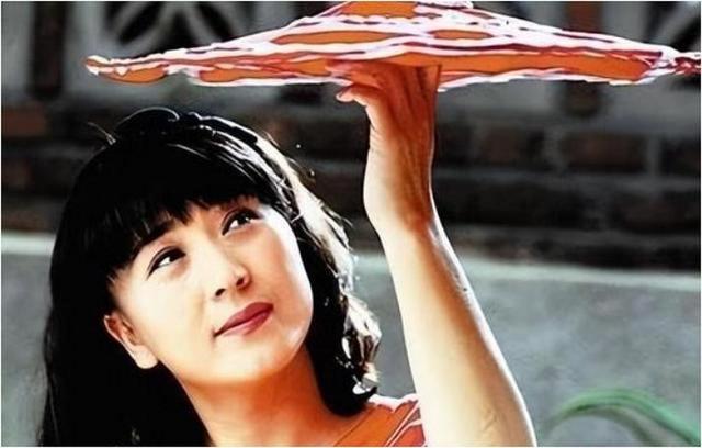 风向变了？央媒公开点名闫学晶，文案信息量大，32岁儿子也被连累