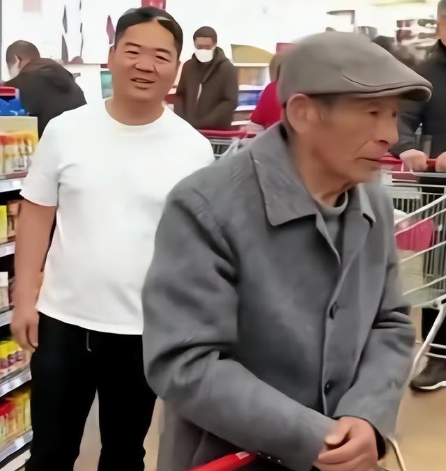 担心的事还是发生！刘强东发年货刚开始，老父亲就走上大衣哥老路