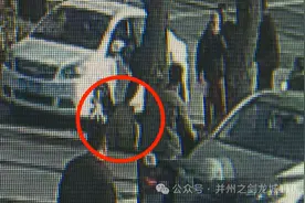 太原：店家收车“抢生意” 街头上演“同行大战”图片