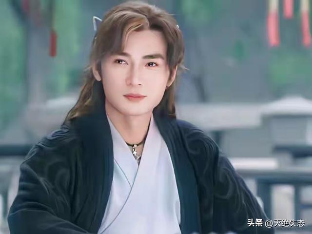 脸僵斗鸡眼，绿豆眼，长相磕碜却演“绝世美男”，到底谁给的自信