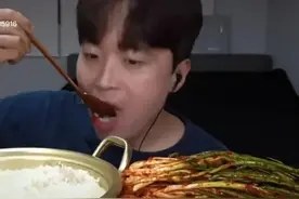 这是吃播？韩国美食视频：几根葱配米饭！网友：喂猪，猪都摇头！图片