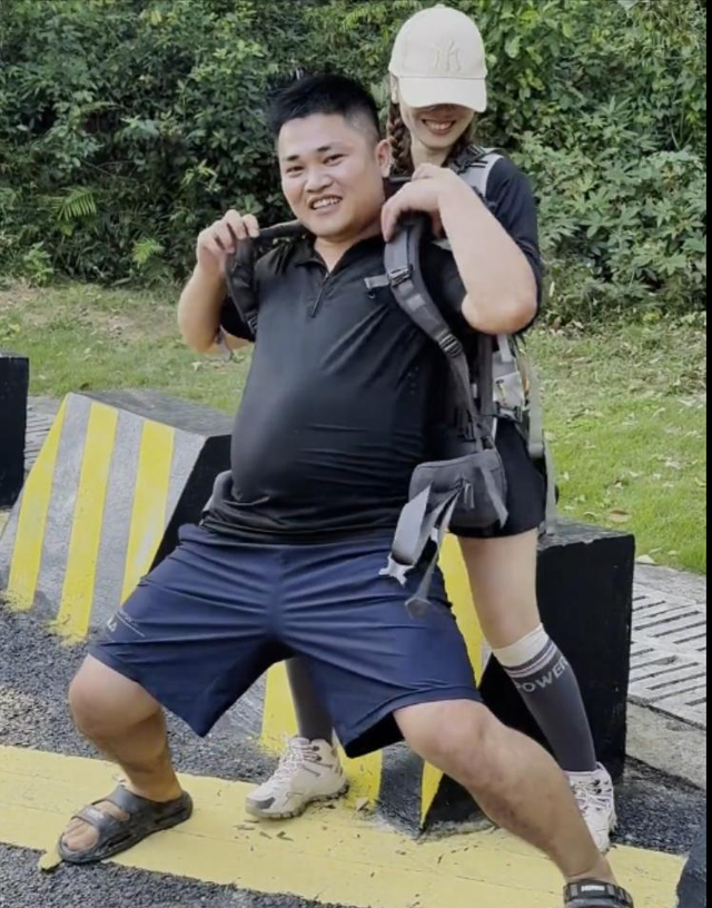 广东女子登山脚崴，被陌生小伙背40分钟下山，恶心的一幕却出现了