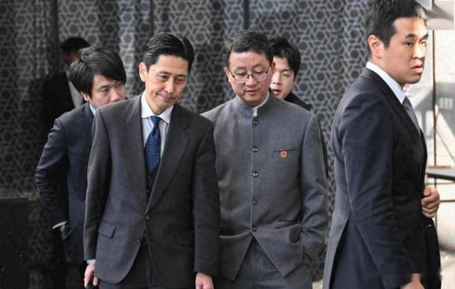 高市早苗终究是没挺住，中美罕见联合敲打之后，日方选择后退一步