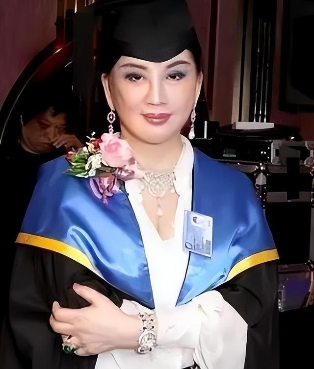 中国第一美妇有多美？坐牢离婚拍三级片，还因太美被克林顿接见！
