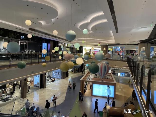 重庆的光环购物中心在搭建圣诞树，我估计再也不会去跨年了