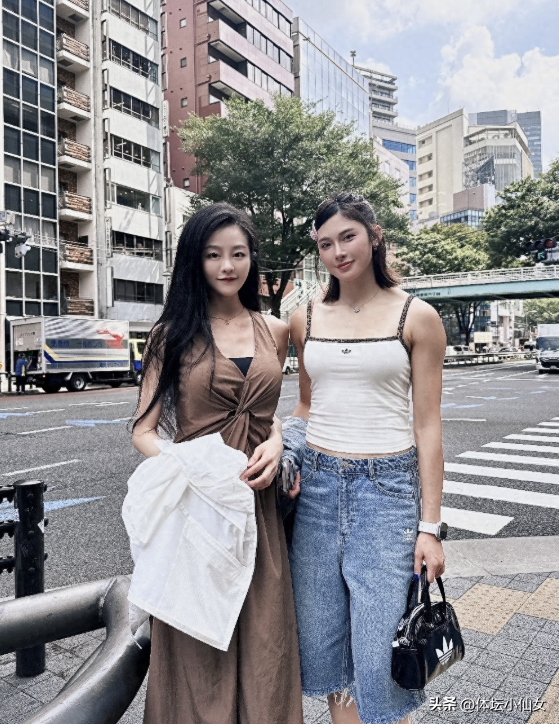 东京的街头偶遇吴艳妮:走路都能带来一股风的气势！美的太耀眼！
