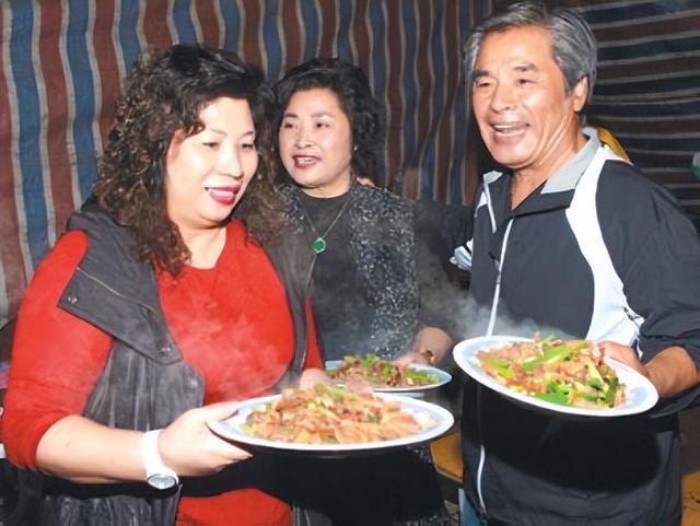 他和6个老婆共处一室，每人每月7万零花钱，71岁又娶小20岁妻子