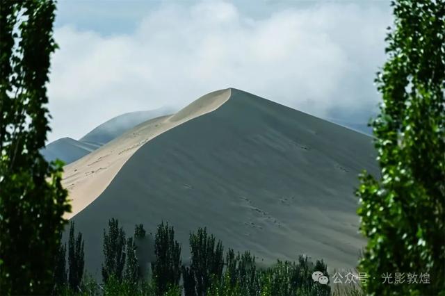 【雨后，敦煌神奇的一幕出现了】云遮雾罩鸣沙山