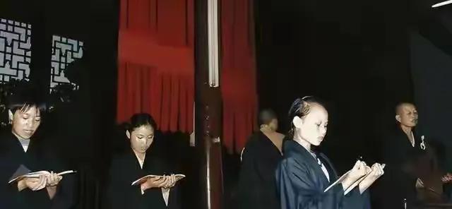 五台山尼姑数量激增，个个容貌娇美，游客建议保持距离