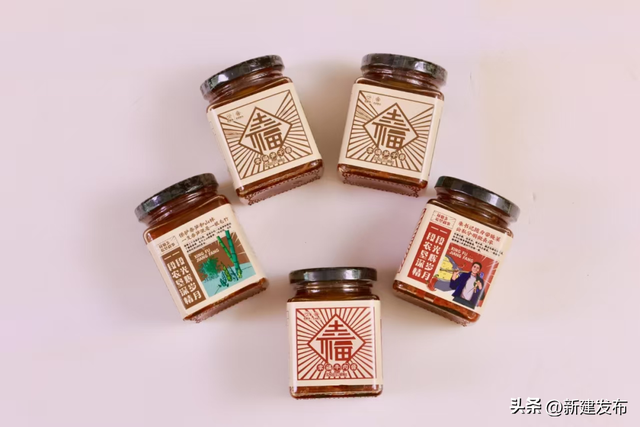 红色荷塘别样“红”