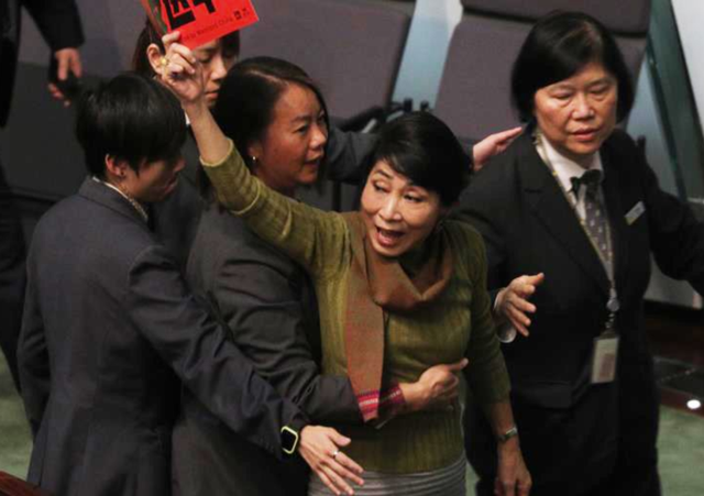 苍天饶过谁！拒唱国歌否认中国籍，俩儿子落户国外，她现状如何？