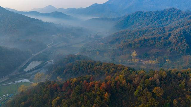山叠嶂，雾缭绕