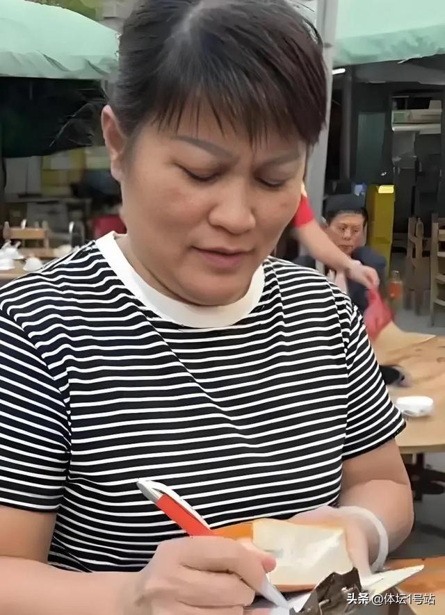 林诗栋母亲王海燕：儿子瑞典站三线都赢球，导致面馆生意太火爆
