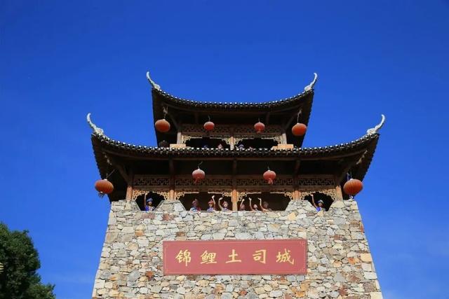 锦鲤土司城“过赶年”火爆开场！千人打年货、山道滑车引热潮！