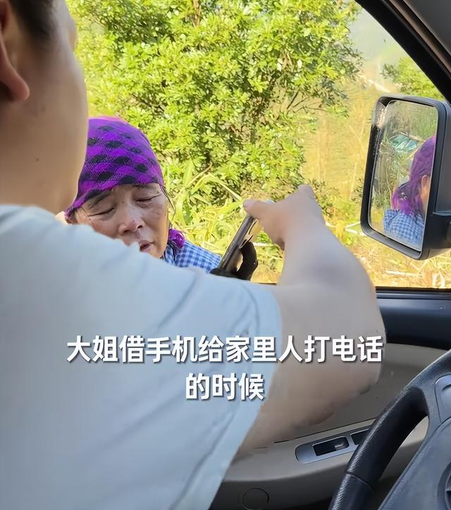 云南大姨被蜜蜂狂蜇，满脸蜂刺求助，过路司机惊呆，网友直呼惊险