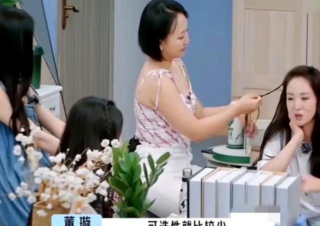 董璇与新婚老公聊天，位置摆低，介意过往	，网友眼里的她却很优秀