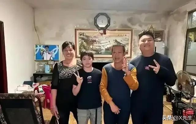 全红婵爸爸新店火了！游客排队打卡 日入十万却拒消费女儿名气