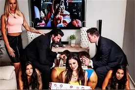 澳洲风流土皇帝：让美女跪着当“桌椅”，把妻子系绳当“狗”遛图片