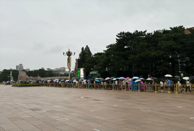 10月9日大雨，北京毛主席纪念堂发生的真人真事，冒雨瞻仰看看吧