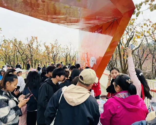 雁南公园亮新景！“枫红映雁塔”第三届幸福雁塔枫叶季火热进行中