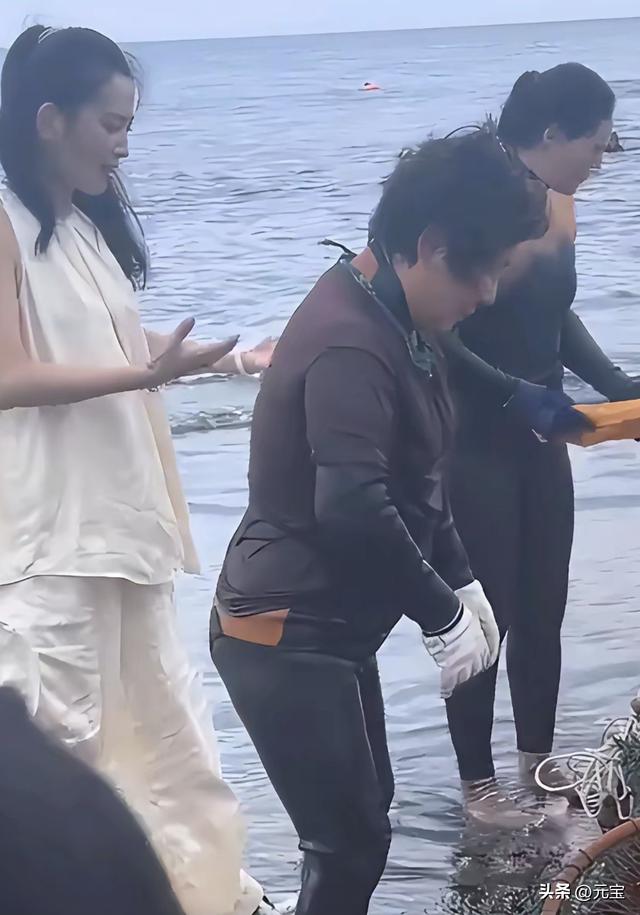 54岁汪峰陪35岁森林北去济州岛玩 森林北帮运海螺