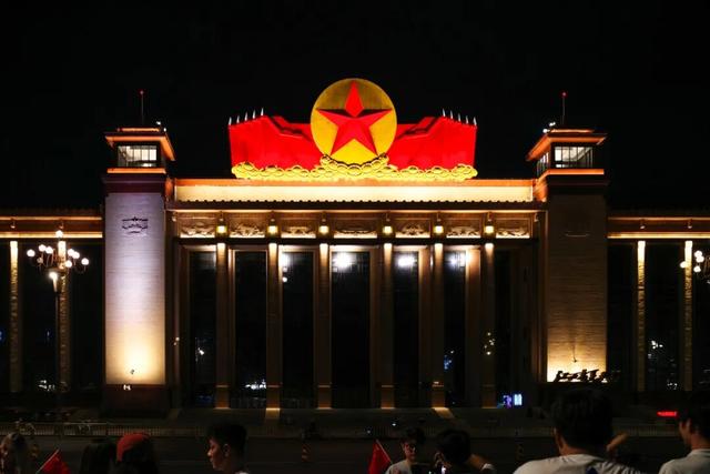 今年国庆，为什么是这座城拿了爽文剧本？