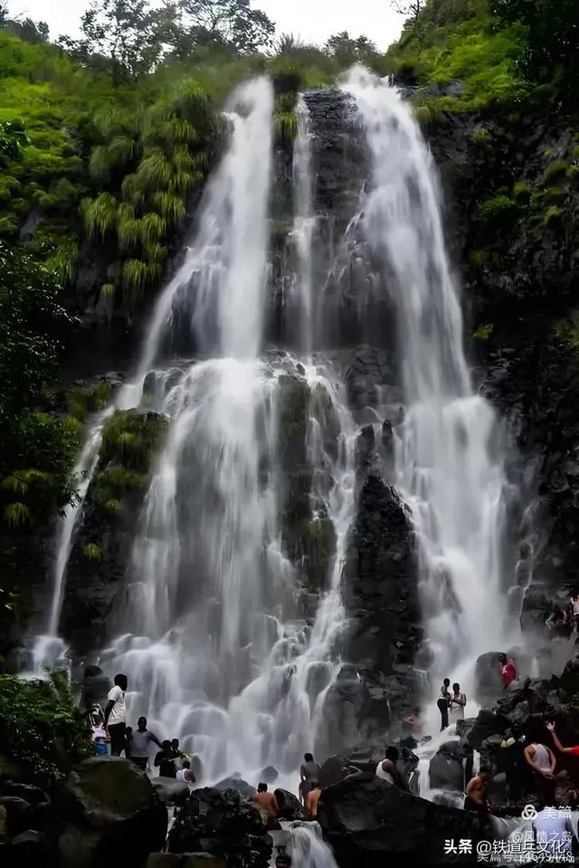 黄中广||丹霞奇峰擎天立 瑶乡赤壁映精魂