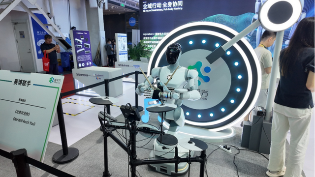 2025世界机器人大会：时代喧哗造物忙