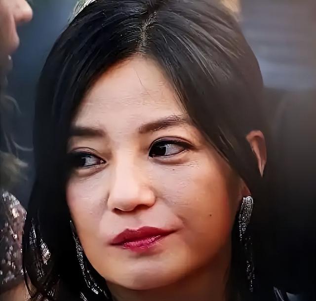 封杀四年，49岁赵薇突传消息，因胃癌去世传闻5个月前就真相大白