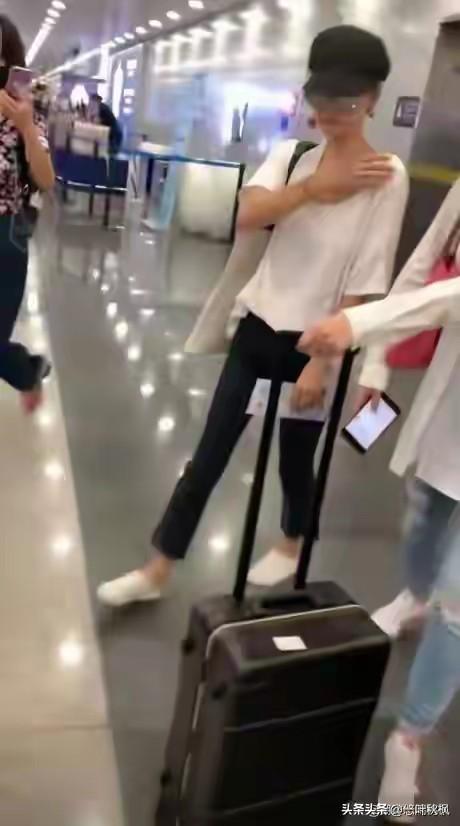 偶遇马伊琍，太瘦了直不起腰，脖子前倾，含胸驼背，这么瘦好看吗